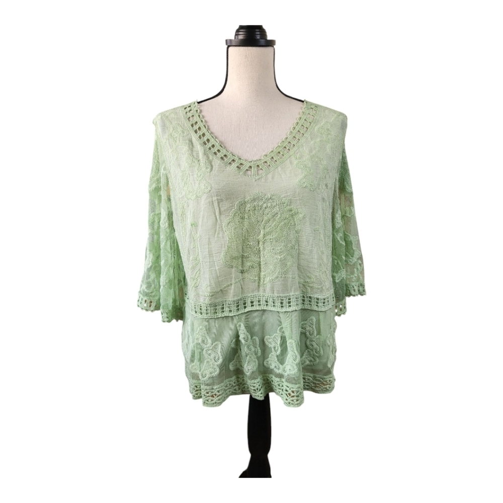 💕Ultra pink embroidered top‎ with lace bell sleeves size M